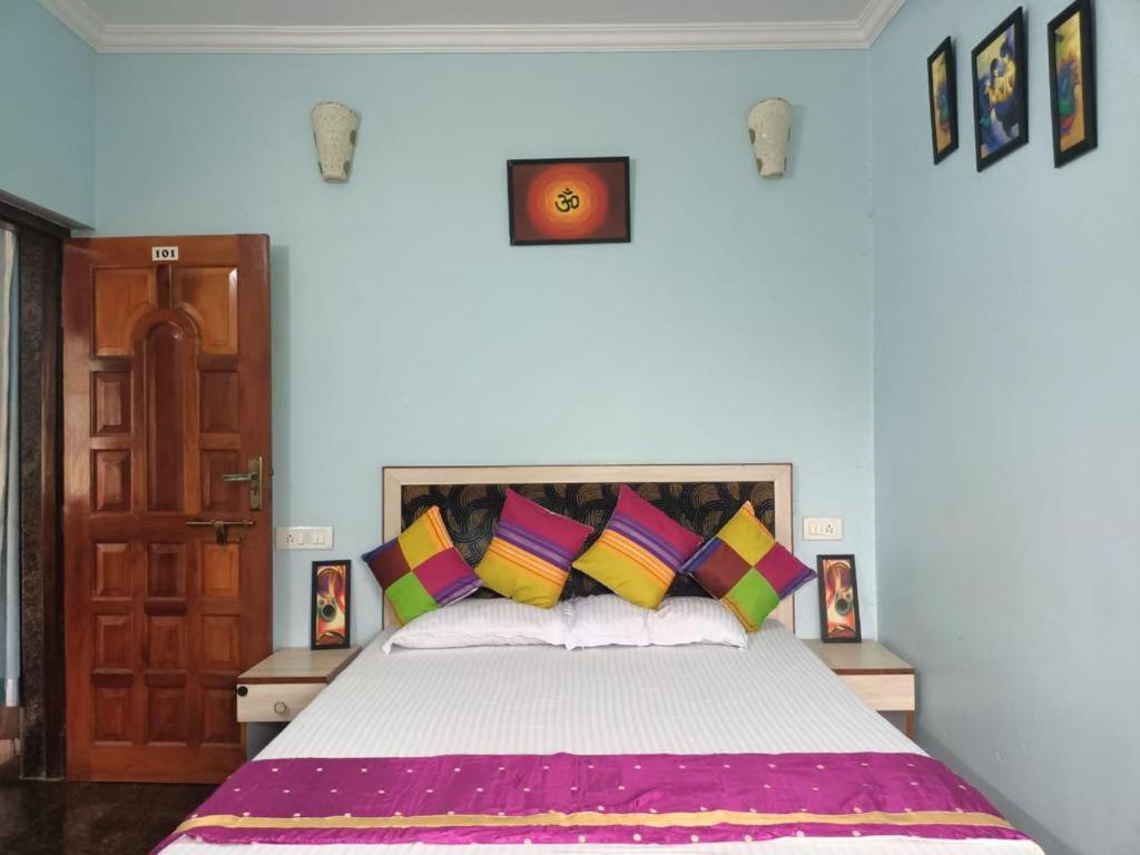 Oyo 15626 The Sovva Hotel Морджим Екстериор снимка