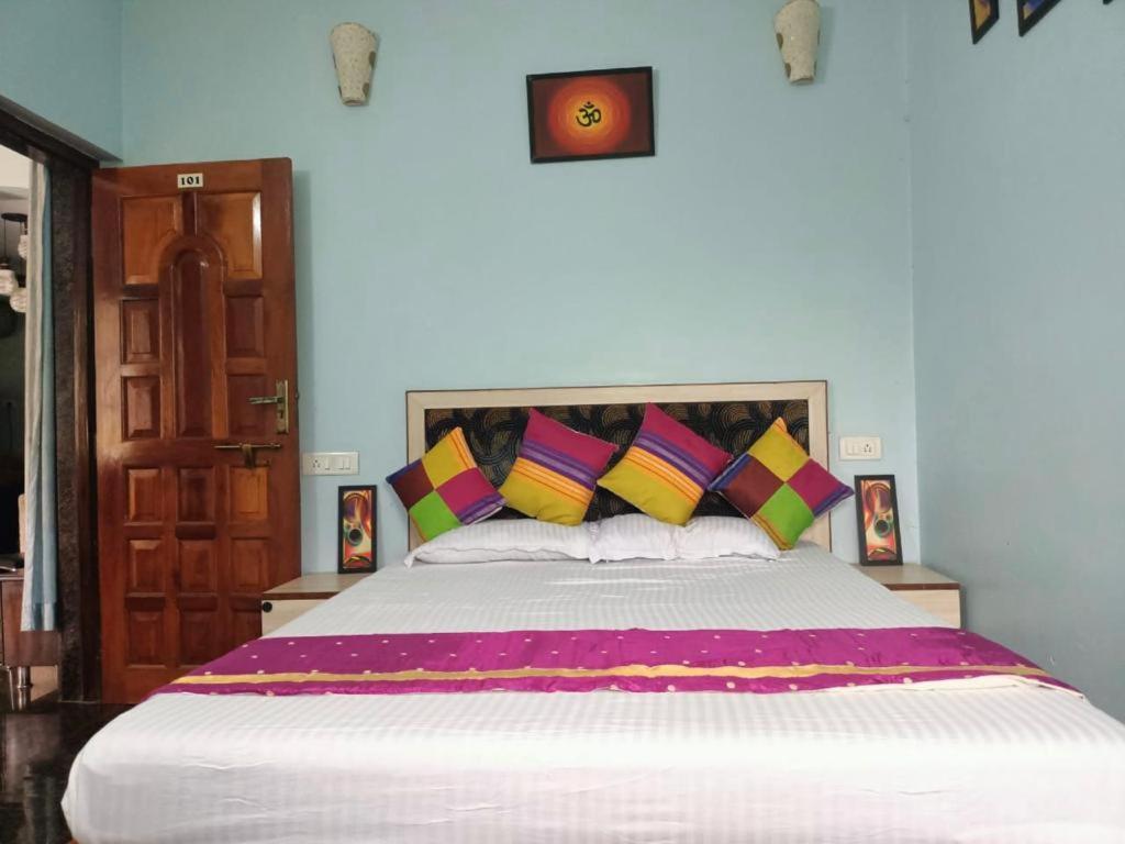 Oyo 15626 The Sovva Hotel Морджим Екстериор снимка