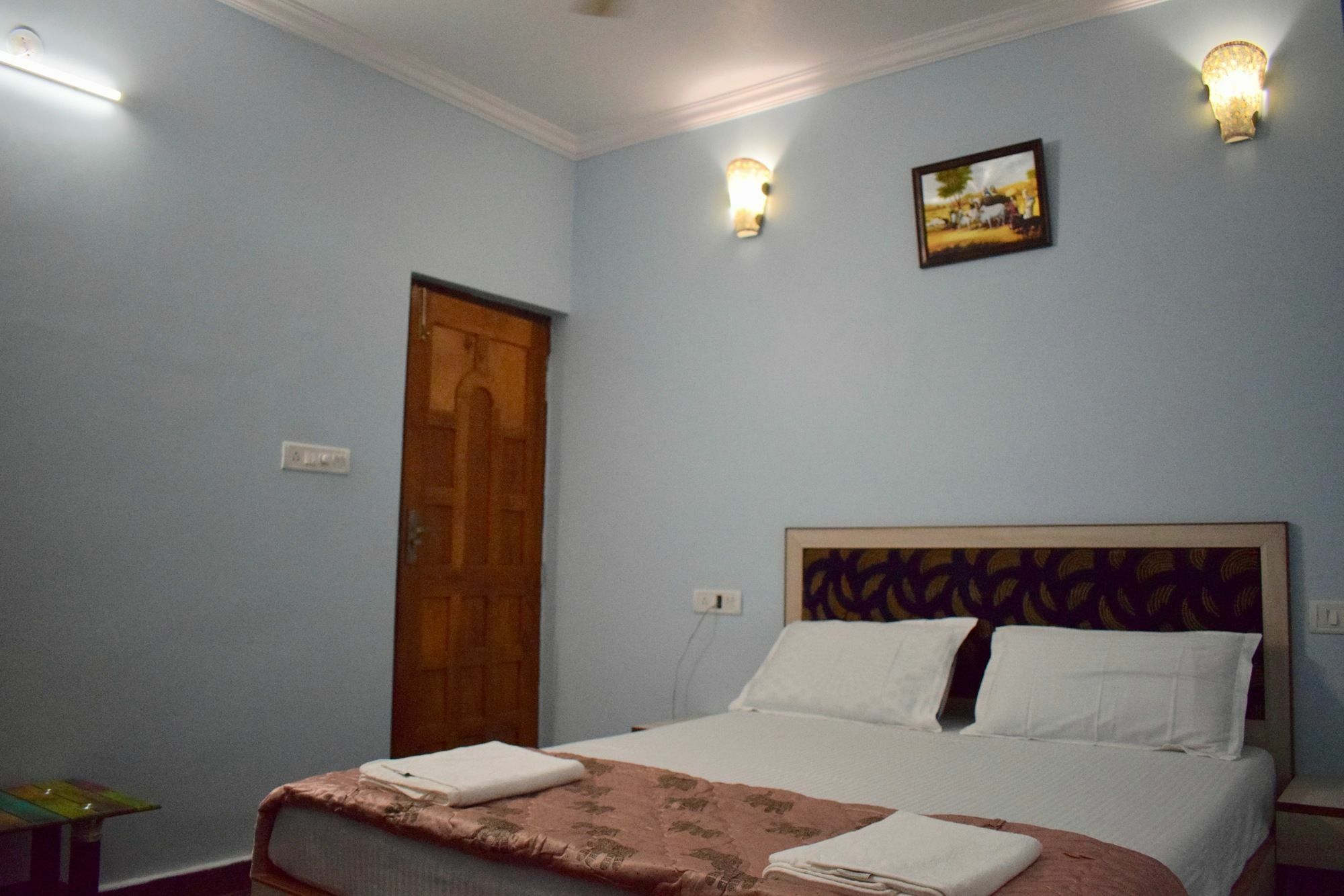Oyo 15626 The Sovva Hotel Морджим Екстериор снимка